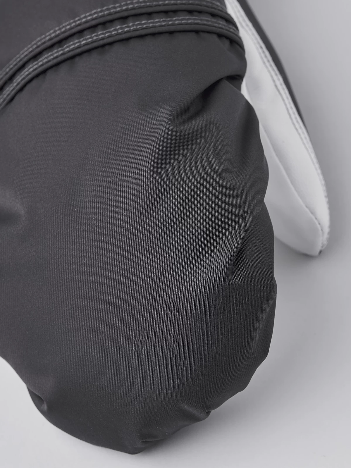 Hestra Primaloft Leather Female Mitt - Graphite & Offwhite 5 Hestra Primaloft Leather Female Mitt - Graphite & Offwhite - Image 3